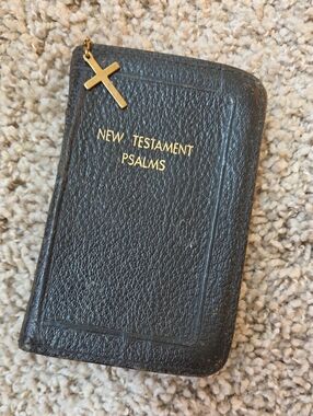 Vintage World New Testament & Psalms Black Leather Zipper Cross Pocket Bible